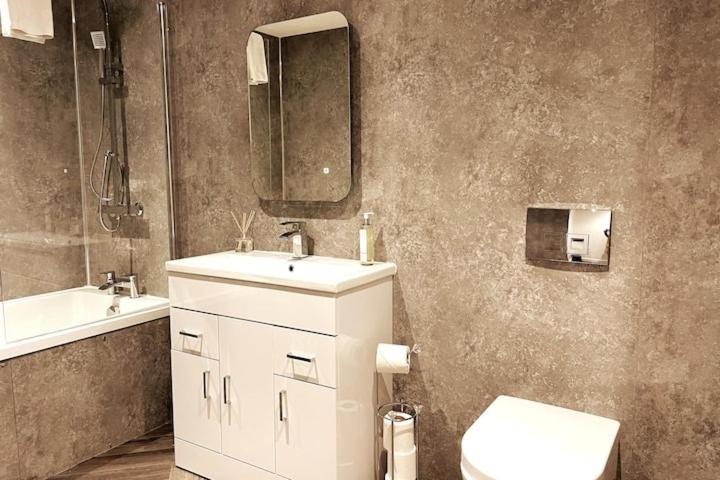 Lovely 3 Bedroom Apartment With Private Garden In Edinburgh City Centre المظهر الخارجي الصورة